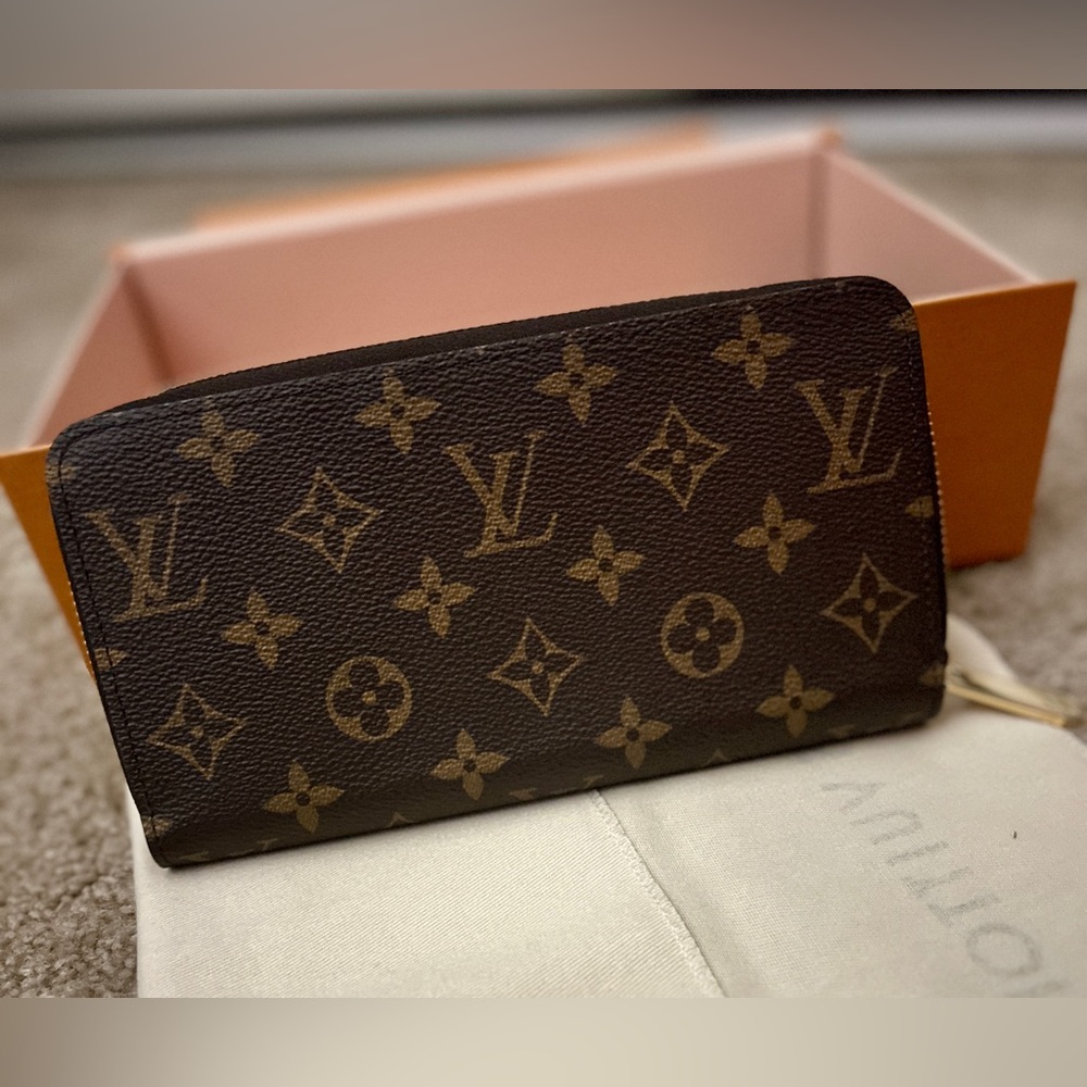 Louis Vuitton Monogram Brown and Gold Card Holder - Picture 2 of 13